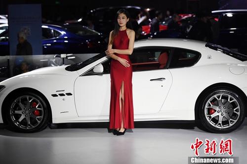 11月9日，2017第14屆中國西南（昆明）國際汽車博覽會在昆明滇池國際會展中心開展，市民欣賞了一場汽車盛宴。會展現(xiàn)場還展出了新能源汽車及機(jī)車。<a target='_blank' href='http://www.chinanews.com/'>中新社</a>記者李進(jìn)紅攝