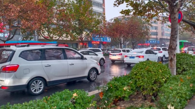 雨中道路擁堵，市民可繞行！