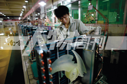 2010年5月10日，珠海格力電器工廠里，工人正在流水線上生產(chǎn)家用空調(diào)（方迎忠）