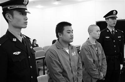 吳澤西（光頭者）與雷雨聲在庭上受審。通訊員 李森 攝