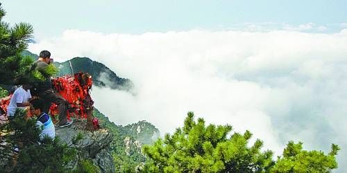  廬山云霧變幻莫測，常常轉(zhuǎn)瞬間便換了模樣。